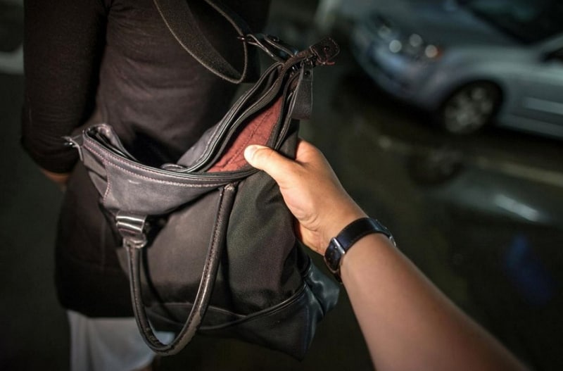 У Богородчанах пацієнт лікарні вмовив перехожого купити горілку і пограбував його